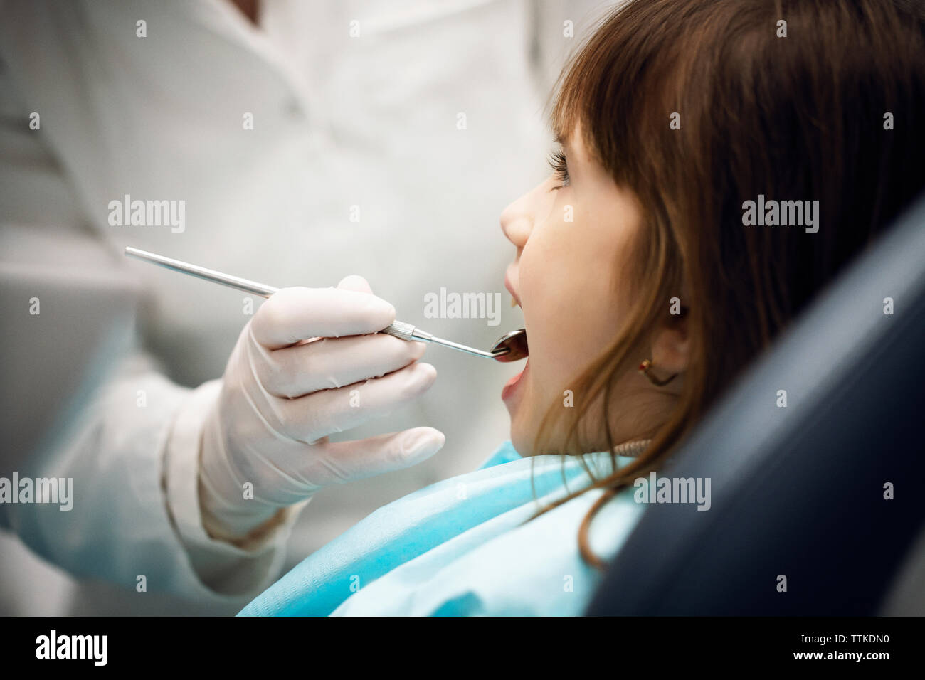 Mittelteil der Zahnarzt Prüfung Mädchen an der Klinik Stockfoto