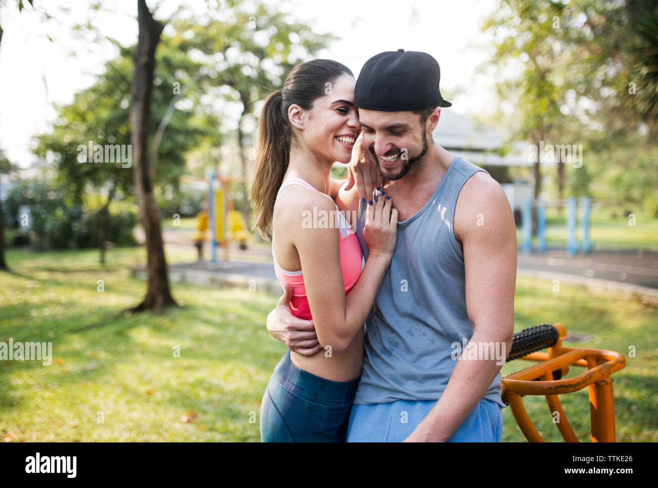Glückliches Paar umarmen und Sprechen im Park Stockfoto