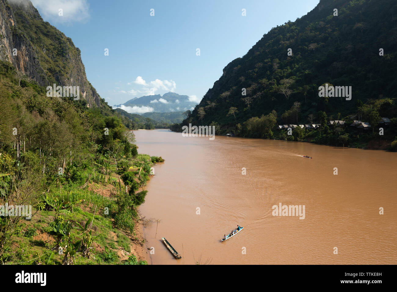 Blick gen Norden des Nam Ou Fluss im Dorf Nong Khiaw am Morgen Sonnenschein, Muang Ngoi Bezirk, Provinz Luang Prabang Laos, L Stockfoto