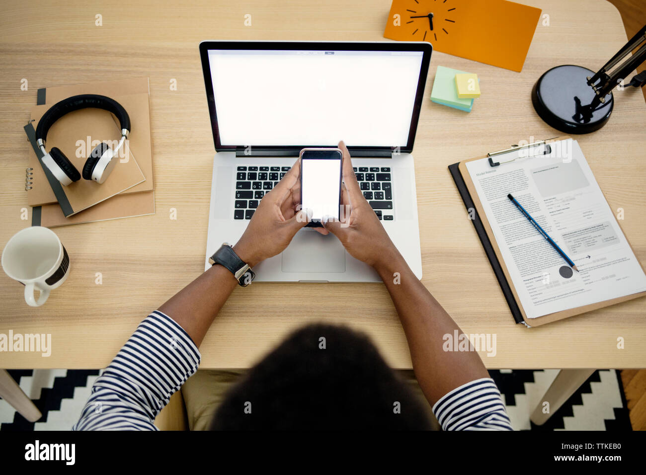 Draufsicht des Menschen mit Smartphone und Laptop zu Hause Büro Stockfoto