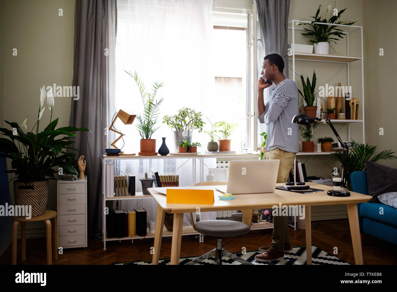 Seitenansicht des Menschen mittels Smart Phone zu Hause Büro Stockfoto