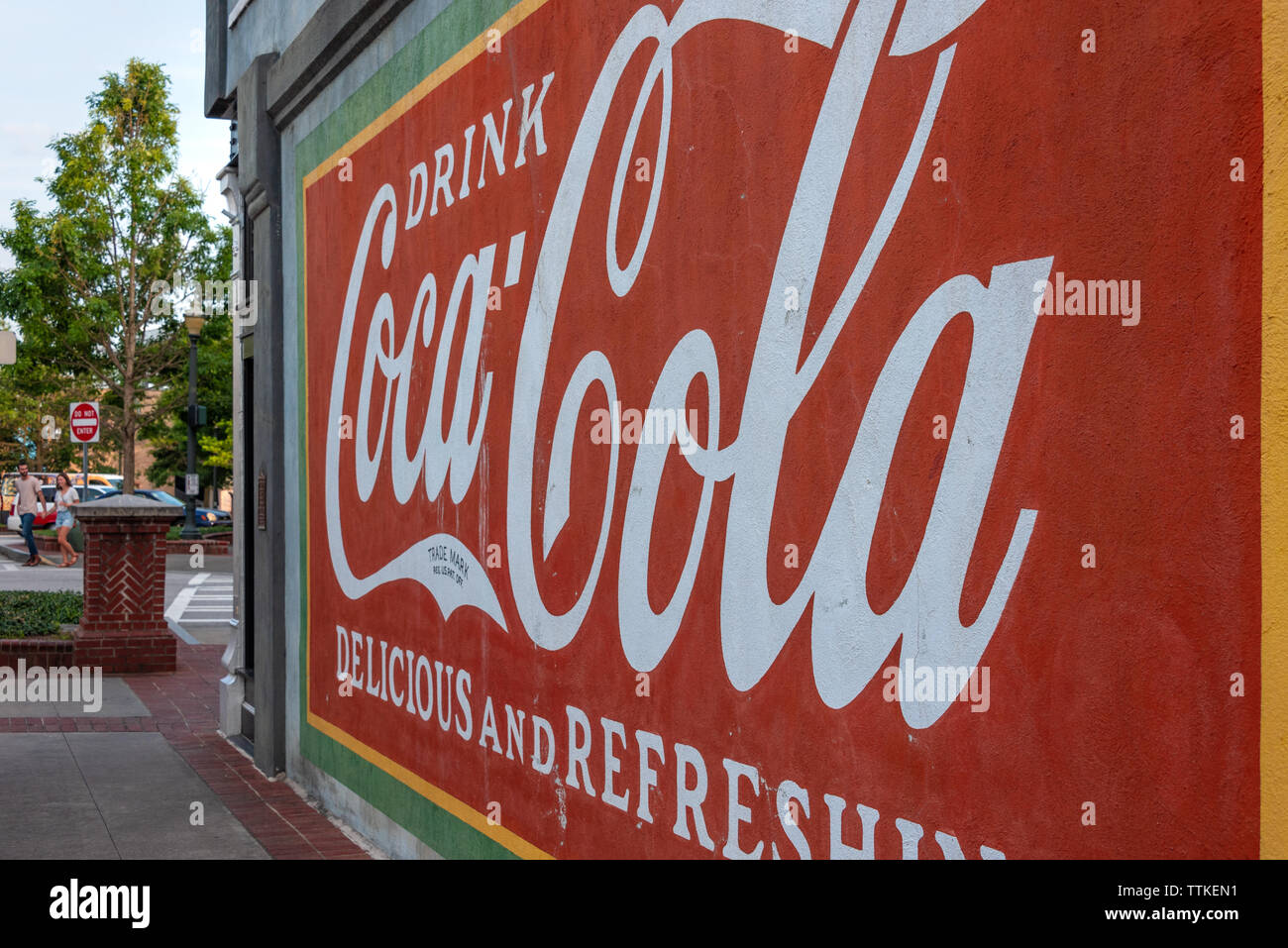 Ein Coca-Cola-Wandgemälde schmückt eine Mauer entlang der historischen Stadtplatz in Downtown Gainesville, Georgia. (USA) Stockfoto