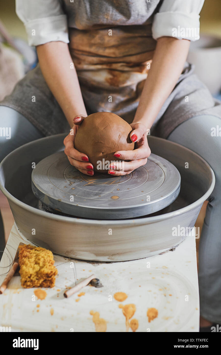 Mittelteil der weiblichen Potter molding Clay in der Werkstatt Stockfoto