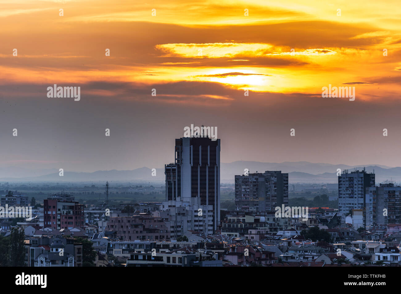 Sommer Sonnenuntergang über der Stadt Plovdiv, Bulgarien. Europäische Kulturhauptstadt 2019 und der älteste lebende Stadt in Europa. Foto von einem der Hügel Stockfoto