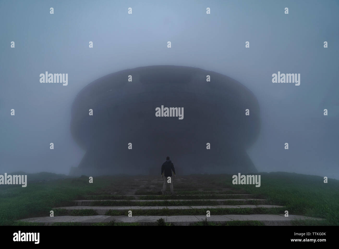 Schatten der Vergangenheit - abgebrochene kommunistischen Denkmal Buzludzha im tiefen Nebel in Bulgarien ausgeblendet Stockfoto