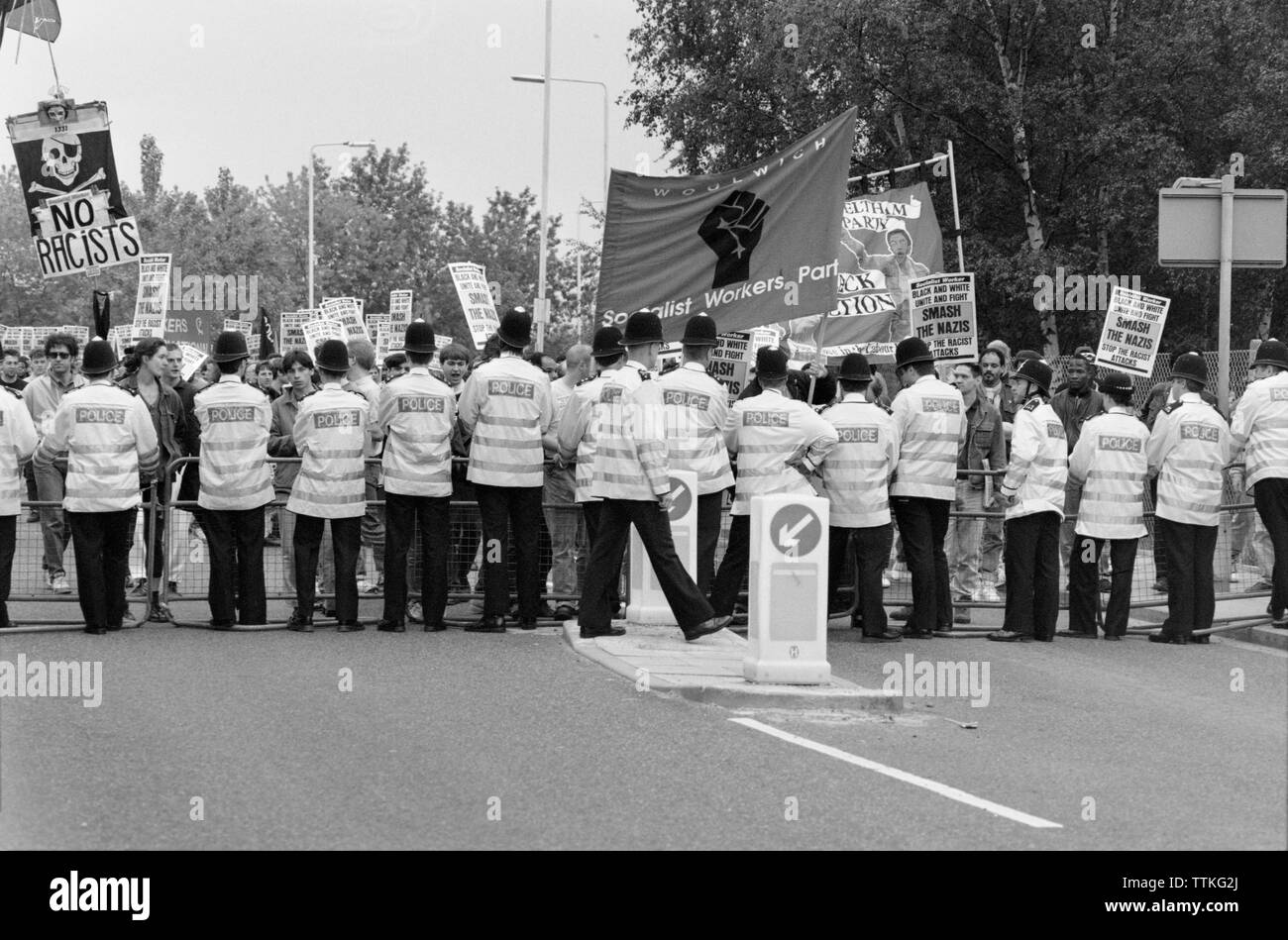 Eine Gegendemonstration März in East London, England, die von den Rechtsextremen, rassistischen, und sozialistischen Unterstützer, gegen den Marsch durch die BNP, British National Party, eine rechtsextreme Partei aktiv von 1982 bis in die Gegenwart gehalten. Stockfoto