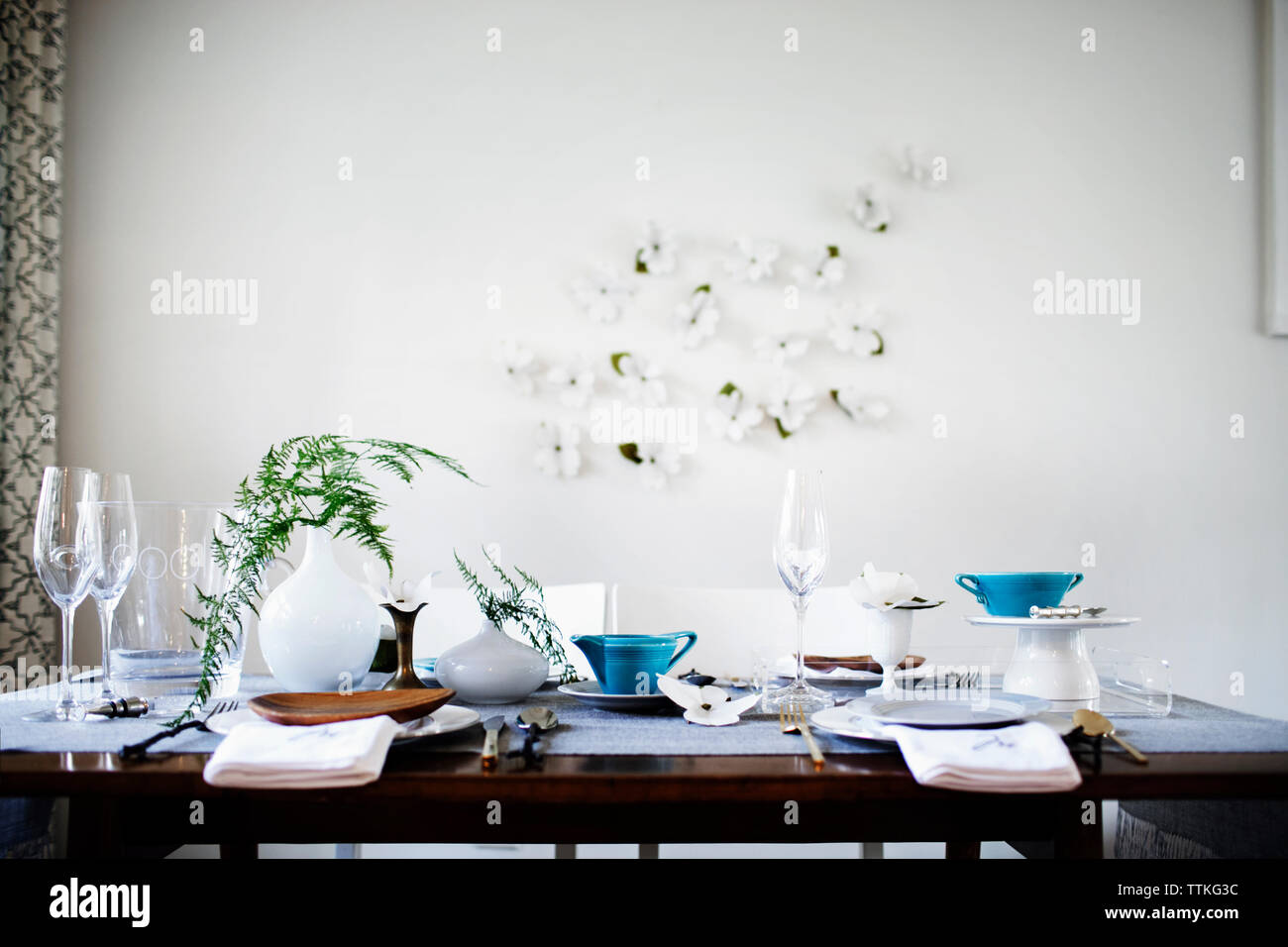 Geschirr auf hölzernen Tisch zu Hause Stockfoto
