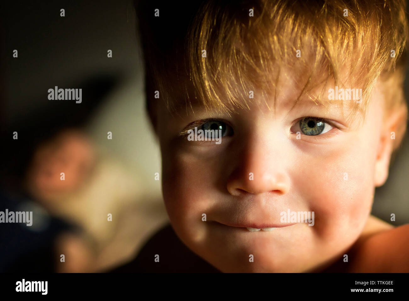 Close-up Portrait von cute Boy beißen Lippe zu Hause Stockfoto