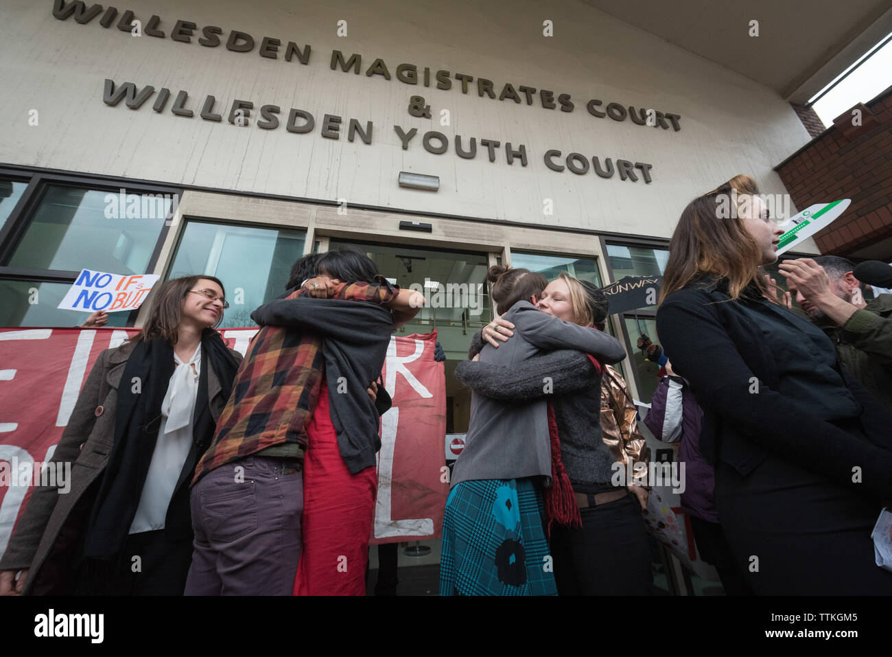 Willesden Magistrates' Court, London, UK. 25. Januar 2016. Die 13 Flughafen Heathrow Aktivisten zusammen mit Unterstützern aus Willesden Magistr Stockfoto