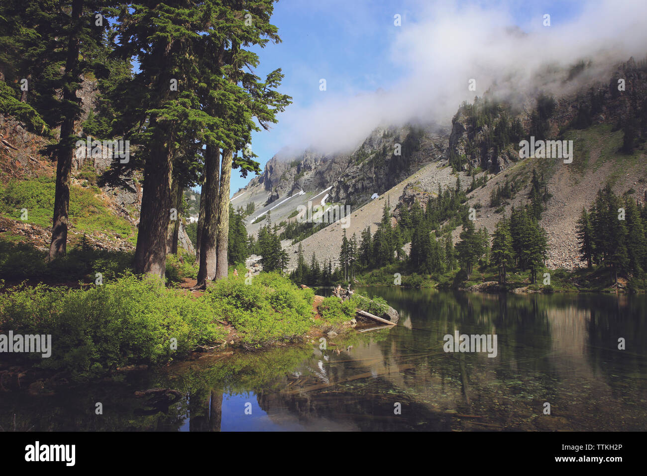 Idyllischer Blick auf den See von Bergen gegen bewölkter Himmel Stockfoto