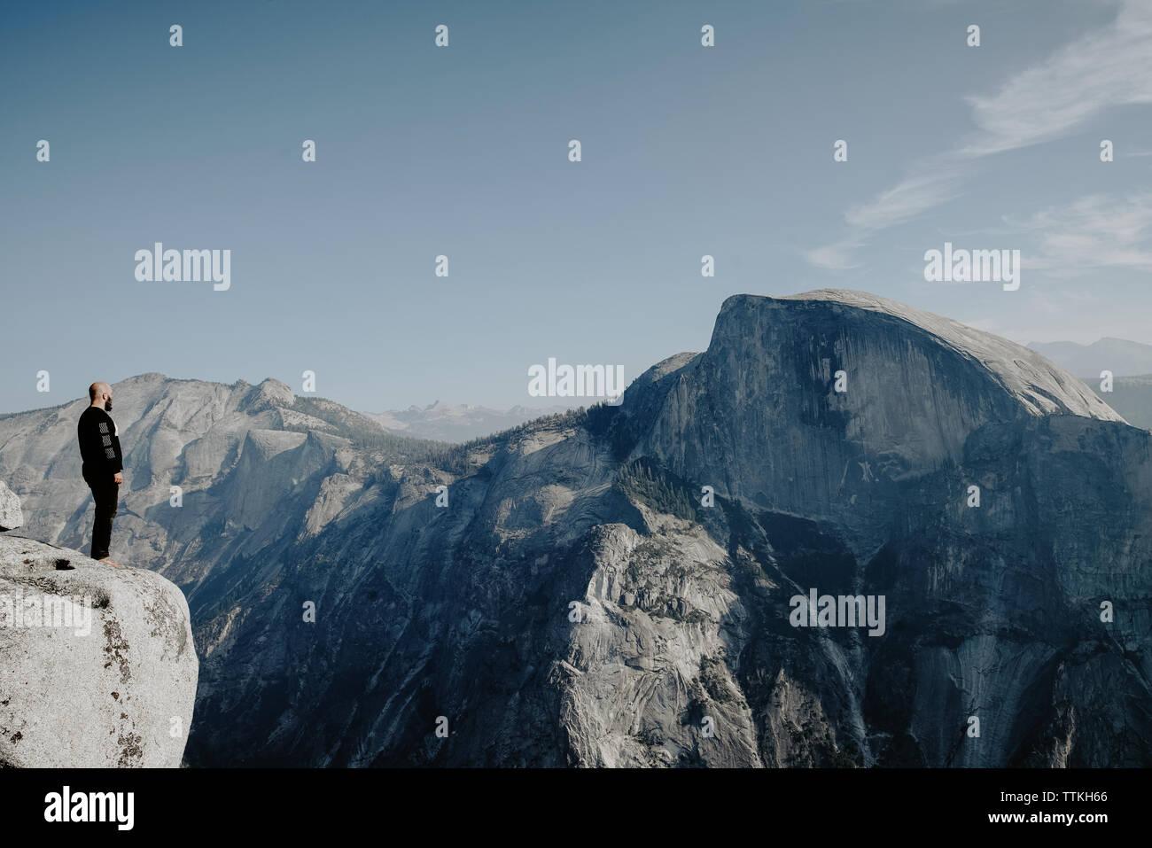 Mann am Ende des Half Dome wandern im Yosemite National Park stehen Stockfoto