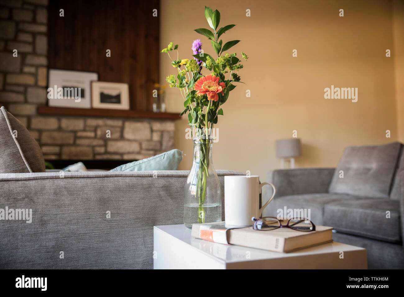 Blumenvase auf Tisch im Wohnzimmer. Stockfoto