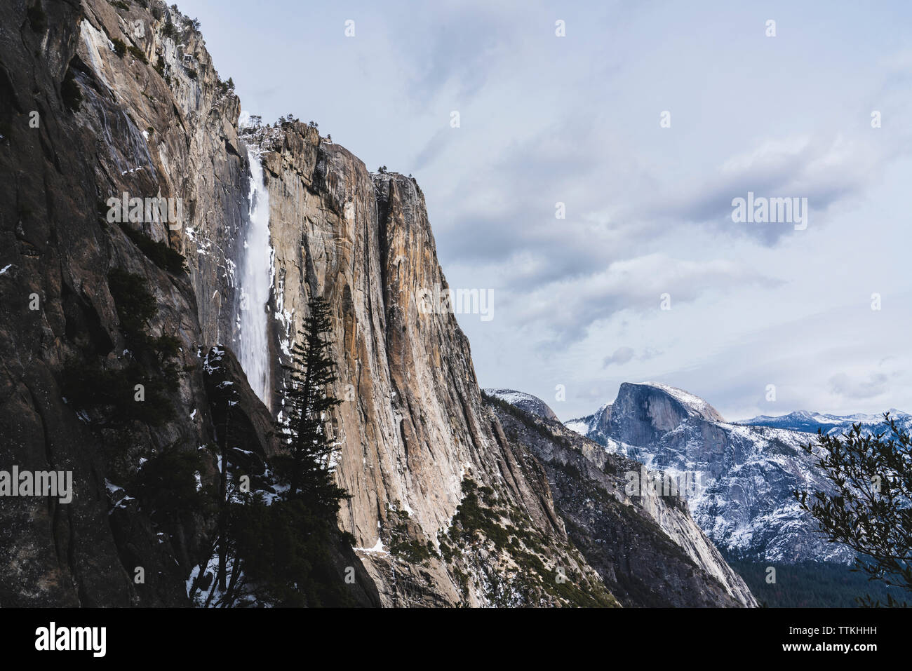 Low Angle auf Berge im Yosemite National Park gegen Himmel im Winter Stockfoto