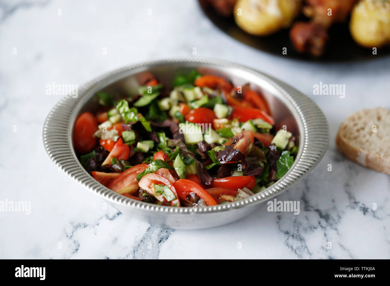 Hohe Betrachtungswinkel und der Salat in der Schüssel auf Marmor Tisch serviert Stockfoto