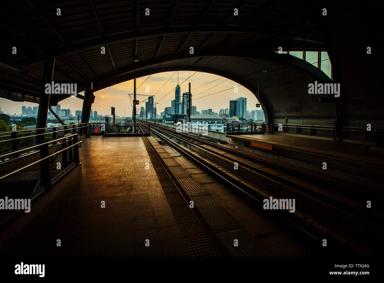 Leeren Bahnhof Plattform auf die Stadt bei Sonnenuntergang Stockfoto