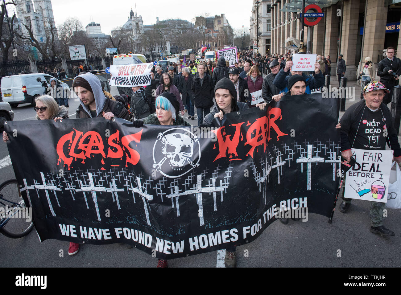 Westminster, London, Großbritannien. 5. Januar 2016. Bis zu 200 100 Aktivisten auf die Straße, um gegen das Gehäuse Westminster Rechnung zu demonstrieren Stockfoto