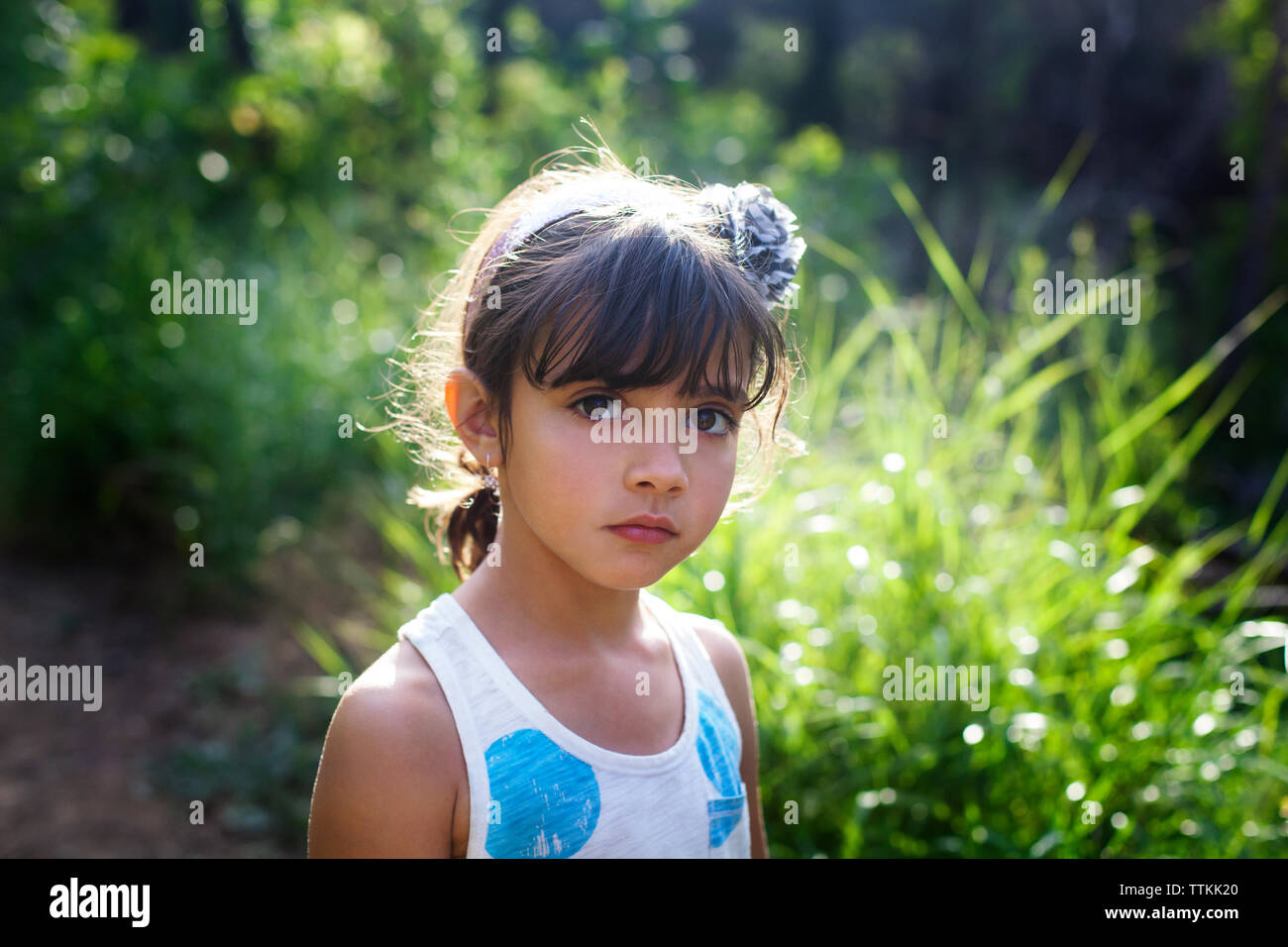 Close-up Portrait von Mädchen stehend gegen Pflanzen Stockfoto