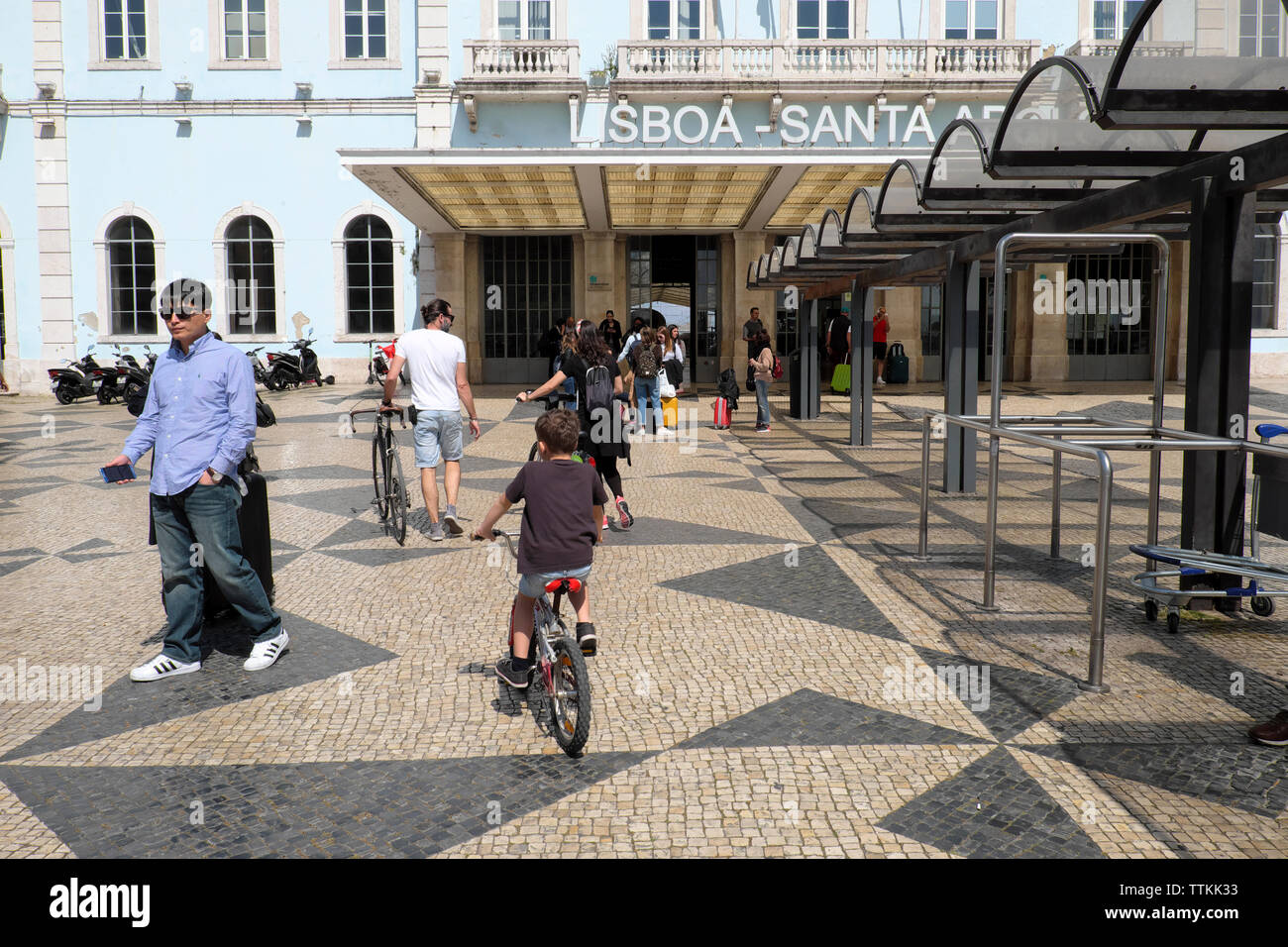 Menschen mit Fahrrädern Radfahrer am Eingang zum Bahnhof Santa Apolónia Bahnhof Lissabon, Portugal Europa EU-KATHY DEWITT Stockfoto