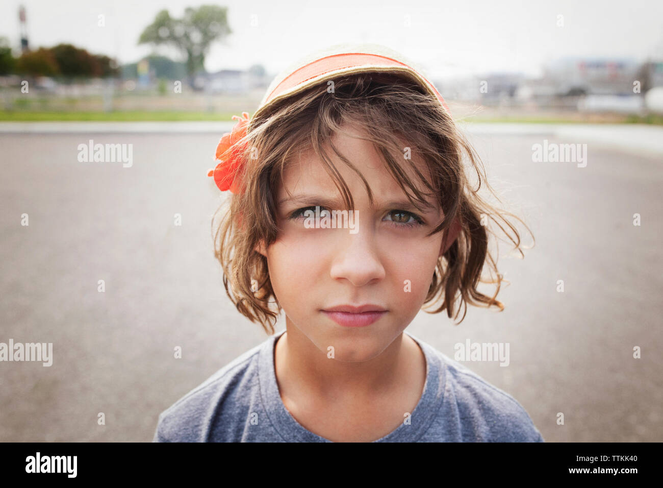 Portrait von Mädchen auf der Straße Stockfoto