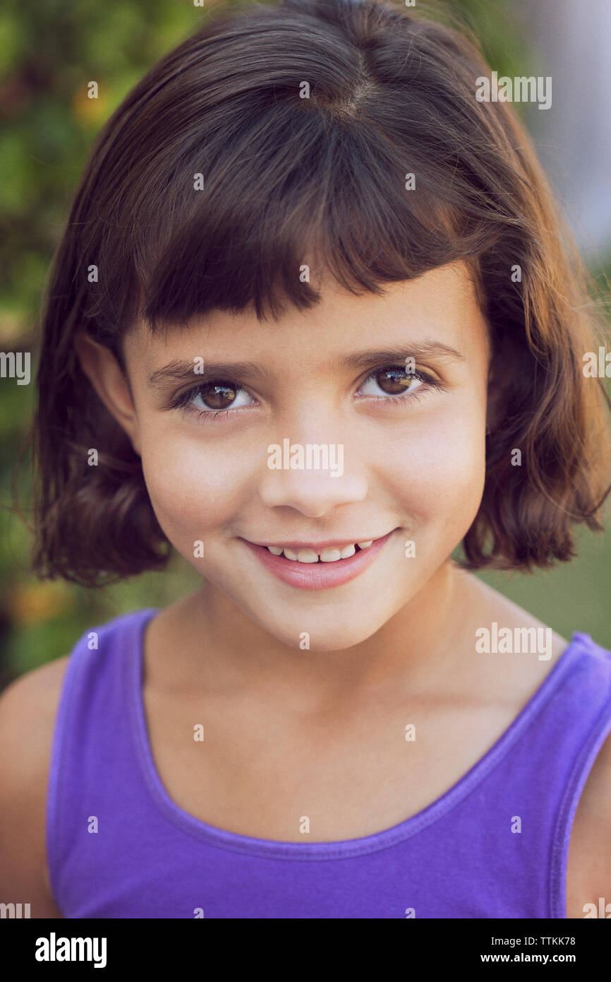 Portrait von Mädchen lächelnd in das Feld Stockfoto