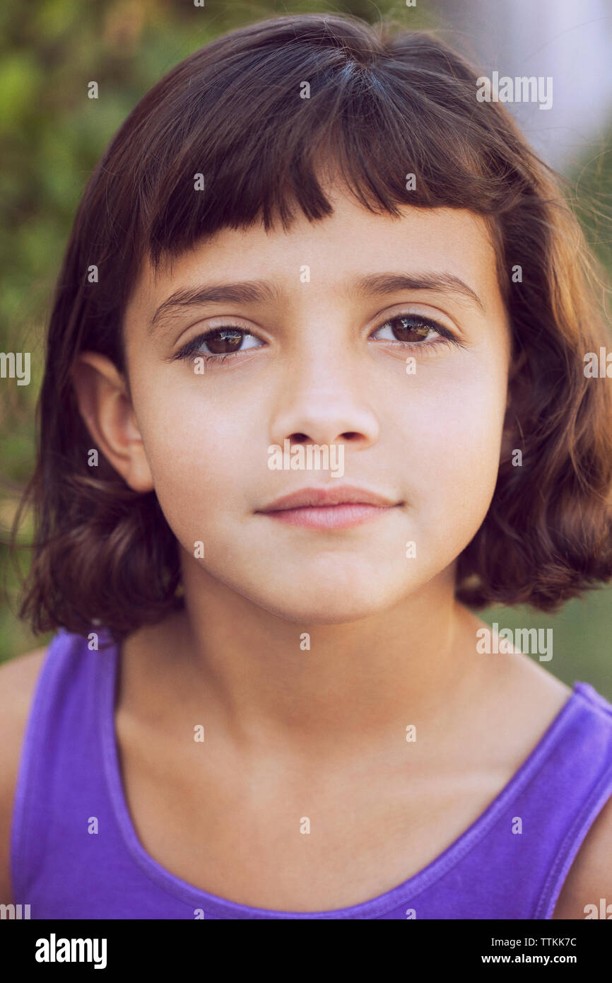 Portrait von zuversichtlich Mädchen lächelnd in das Feld Stockfoto