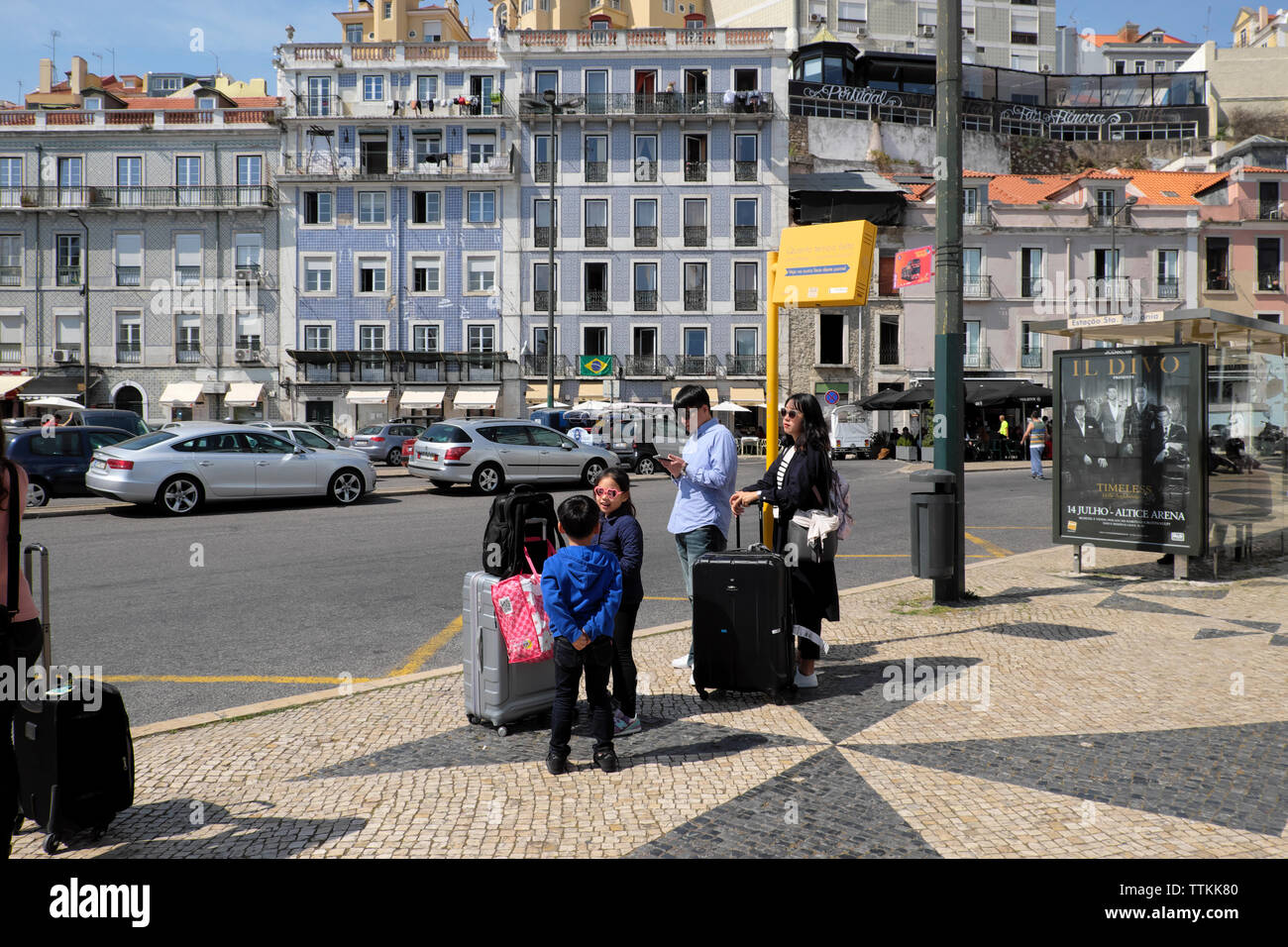Chinesische Touristen Familie Kinder Gepäck Gepäck wartet auf Taxi in der Straße vor dem Bahnhof Santa Apolónia Stadt Lissabon Portugal Europa EU KATHY DEWITT Stockfoto
