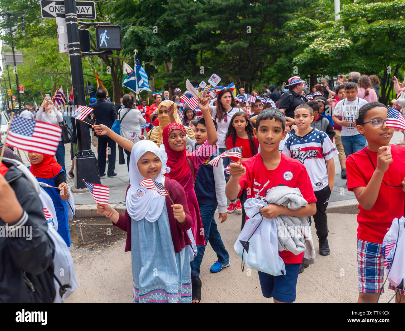 Marchers in der jährlichen Flag Day Parade in New York am Freitag, Juni 14, 2019, beginnend an der New York City Hall Park. Flag Tag wurde durch Verkündigung von Präsident Woodrow Wilson am 14. Juni 1916 geschaffen, als Feiertag zu Ehren der amerikanischen Flagge, aber es war nicht bis 1949, wenn es National Flagge Tag. Das Holiday ehrt den 1777 Flagge Auflösung, wo die Sterne und Streifen offiziell als die Flagge der Vereinigten Staaten verabschiedet wurden. (© Richard B. Levine) Stockfoto