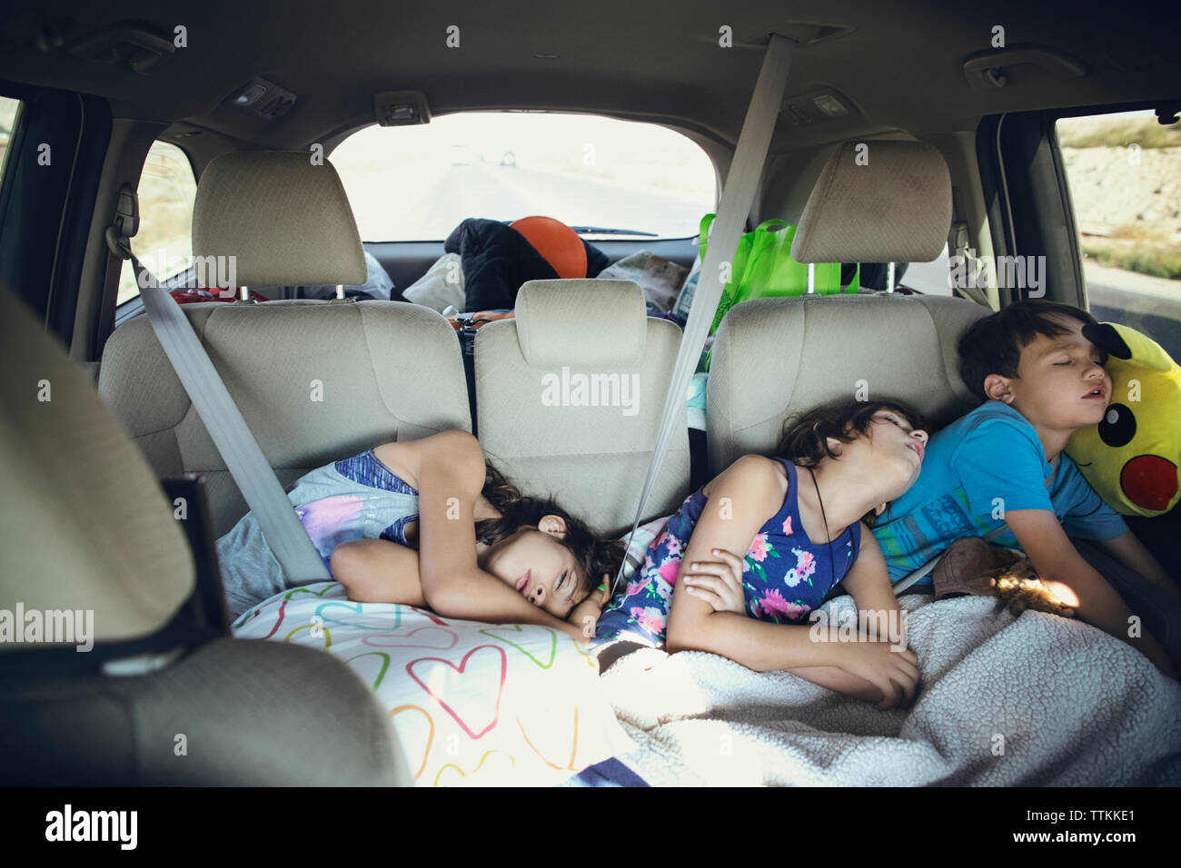 Müde Geschwister im Auto schlafen Stockfotografie - Alamy