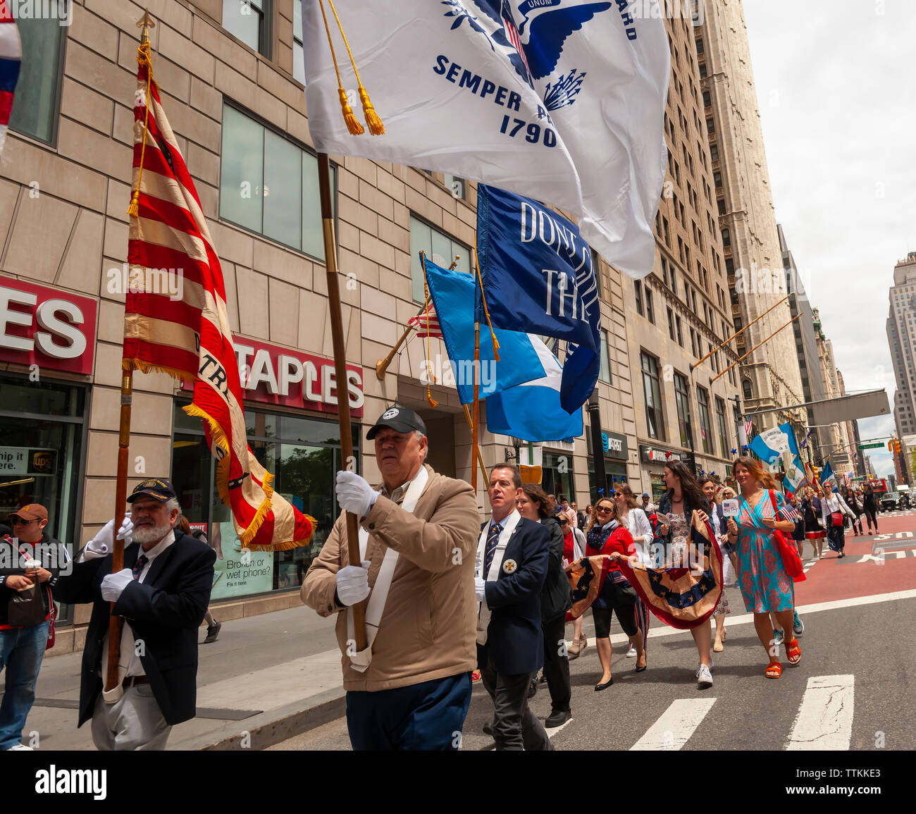 Marchers in der jährlichen Flag Day Parade in New York am Freitag, Juni 14, 2019, beginnend an der New York City Hall Park. Flag Tag wurde durch Verkündigung von Präsident Woodrow Wilson am 14. Juni 1916 geschaffen, als Feiertag zu Ehren der amerikanischen Flagge, aber es war nicht bis 1949, wenn es National Flagge Tag. Das Holiday ehrt den 1777 Flagge Auflösung, wo die Sterne und Streifen offiziell als die Flagge der Vereinigten Staaten verabschiedet wurden. (© Richard B. Levine) Stockfoto