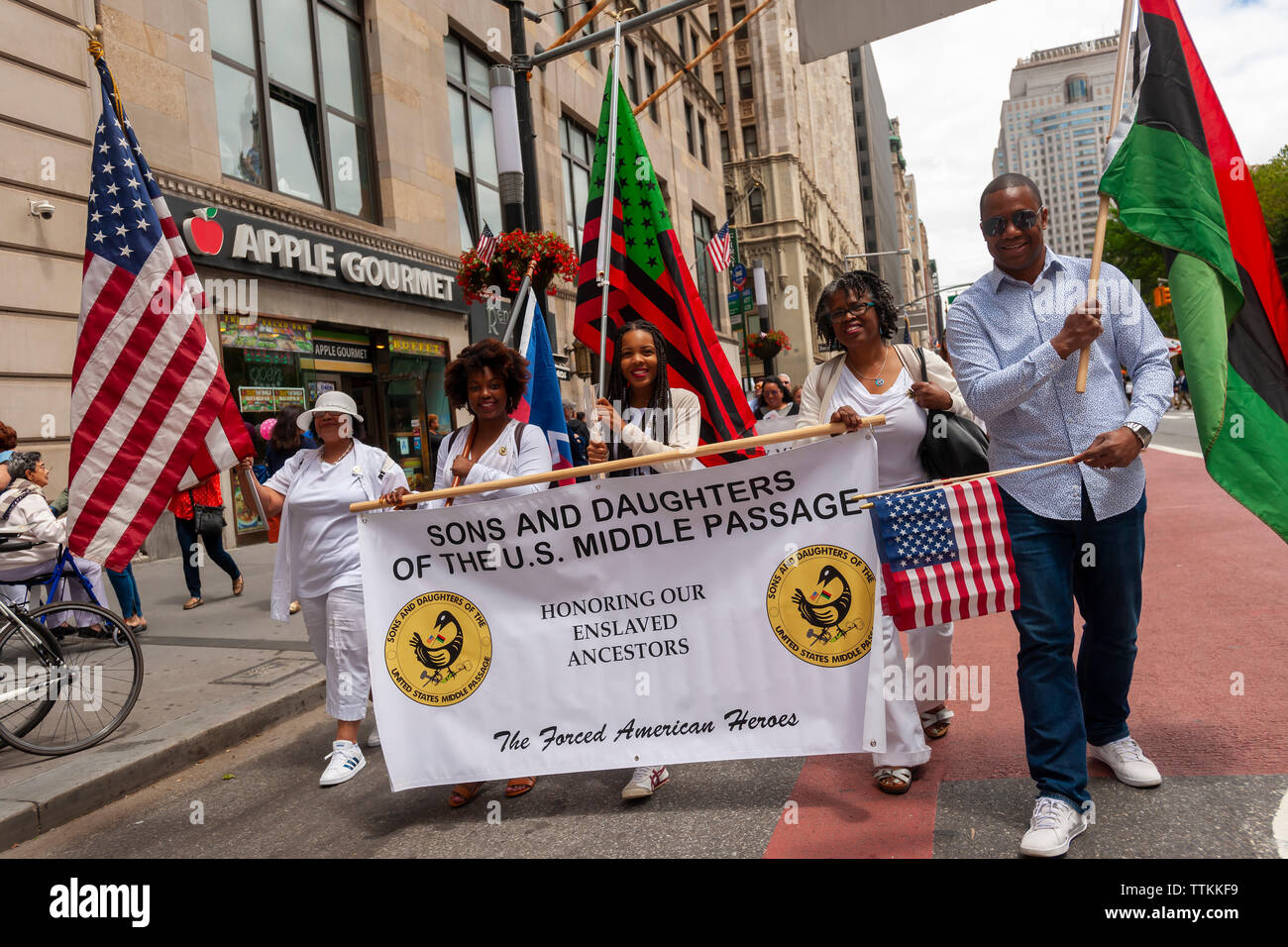 Söhne und Töchter der US-nahen Passage März in den jährlichen Flag Day Parade in New York am Freitag, Juni 14, 2019, beginnend an der New York City Hall Park. Flag Tag wurde durch Verkündigung von Präsident Woodrow Wilson am 14. Juni 1916 geschaffen, als Feiertag zu Ehren der amerikanischen Flagge, aber es war nicht bis 1949, wenn es National Flagge Tag. Das Holiday ehrt den 1777 Flagge Auflösung, wo die Sterne und Streifen offiziell als die Flagge der Vereinigten Staaten verabschiedet wurden. (© Richard B. Levine) Stockfoto