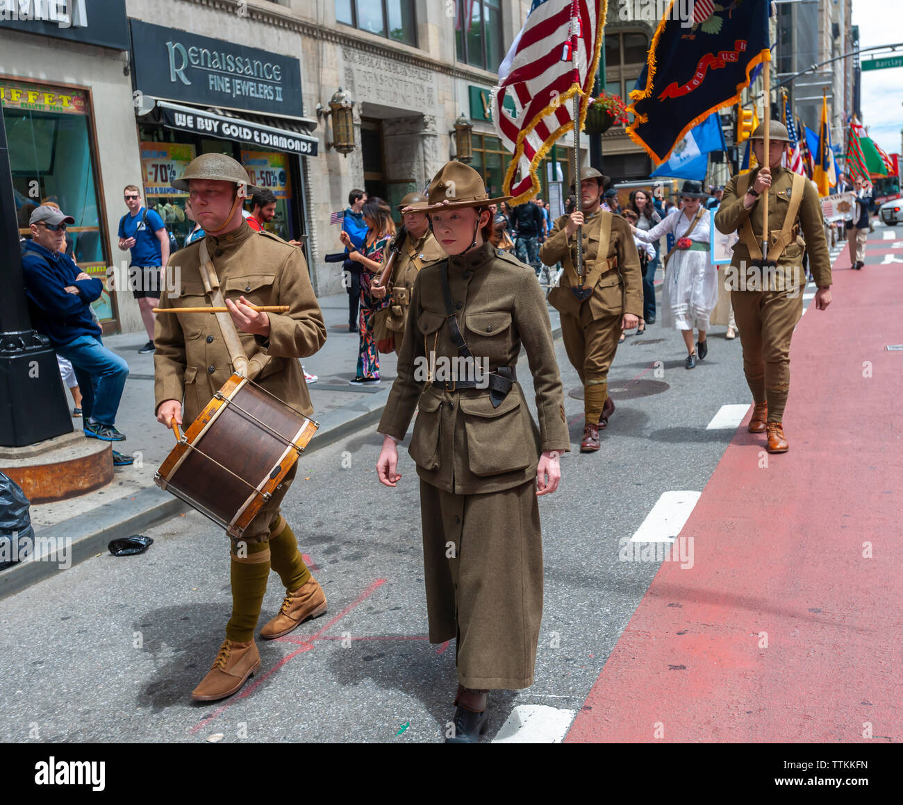 Mitglieder des Reenactment Gruppe, die Ostküste Doughboys März in den jährlichen Flag Day Parade in New York am Freitag, Juni 14, 2019, beginnend an der New York City Hall Park. Flag Tag wurde durch Verkündigung von Präsident Woodrow Wilson am 14. Juni 1916 geschaffen, als Feiertag zu Ehren der amerikanischen Flagge, aber es war nicht bis 1949, wenn es National Flagge Tag. Das Holiday ehrt den 1777 Flagge Auflösung, wo die Sterne und Streifen offiziell als die Flagge der Vereinigten Staaten verabschiedet wurden. (© Richard B. Levine) Stockfoto