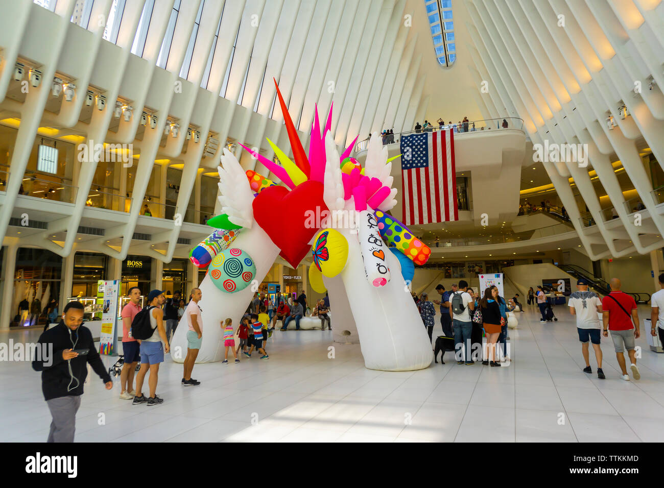 In der Feier des Stonewall 50 Besucher interagieren mit dem Schlauchboot" Live 4 Love" Skulptur in der Oculus des World Trade Center Verkehrsknotenpunkt in New York am Samstag, den 15.Juni, 2019. Die 20 m hohen Skulptur ist mit design Symbole, Fragestellungen des LGBTQ Community eingerichtet und wird in der Gay Pride Parade Stonewall 50 im Monat später angezeigt werden. (© Richard B. Levine) Stockfoto