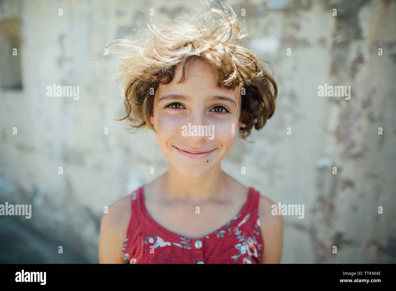 Close-up Portrait von lächelnde Mädchen mit kurzen Haaren gegen Wand Stockfoto