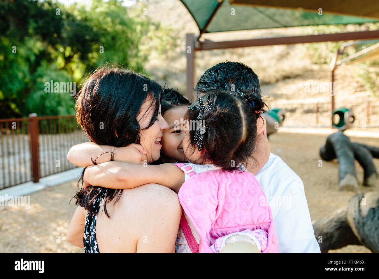 Glückliche Eltern, der Kinder, während in PARK-Stellung Stockfoto