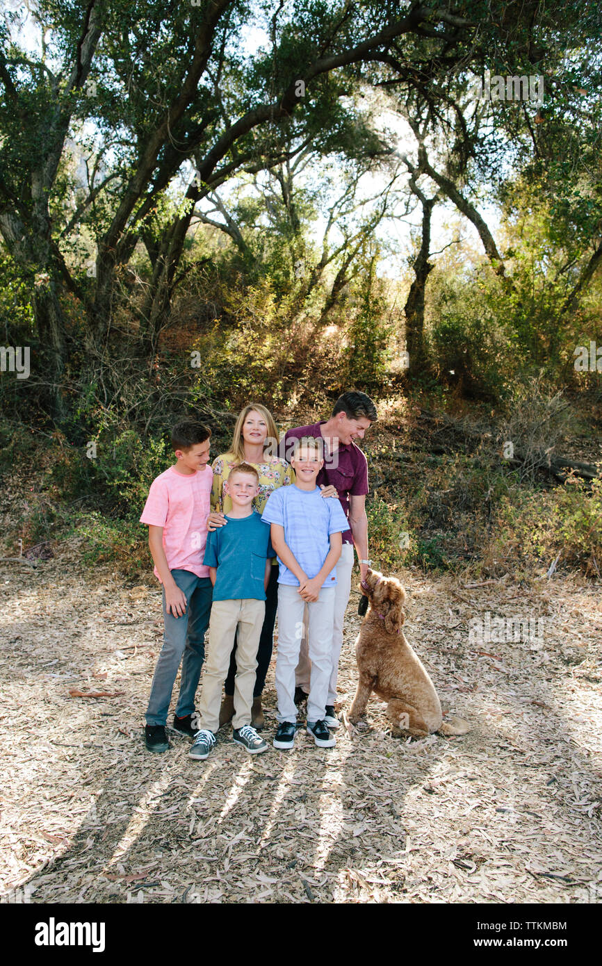 Vater lächelt bei Hund während einer Familie Portrait Stockfoto