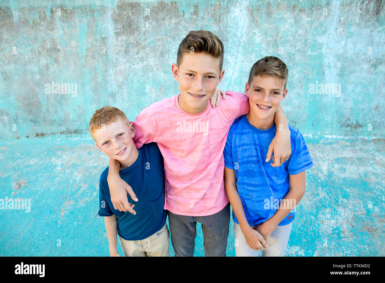 Drei Brüder Blick in Richtung Kamera für einen lächelnden Portrait Stockfoto