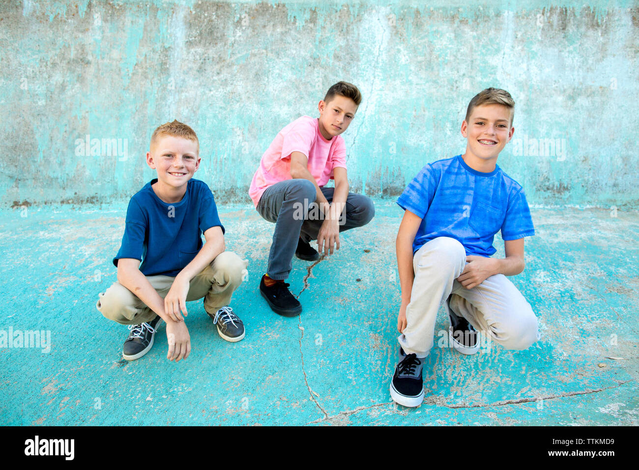 Drei Brüder Hocke für eine coole Familie Portrait Stockfoto