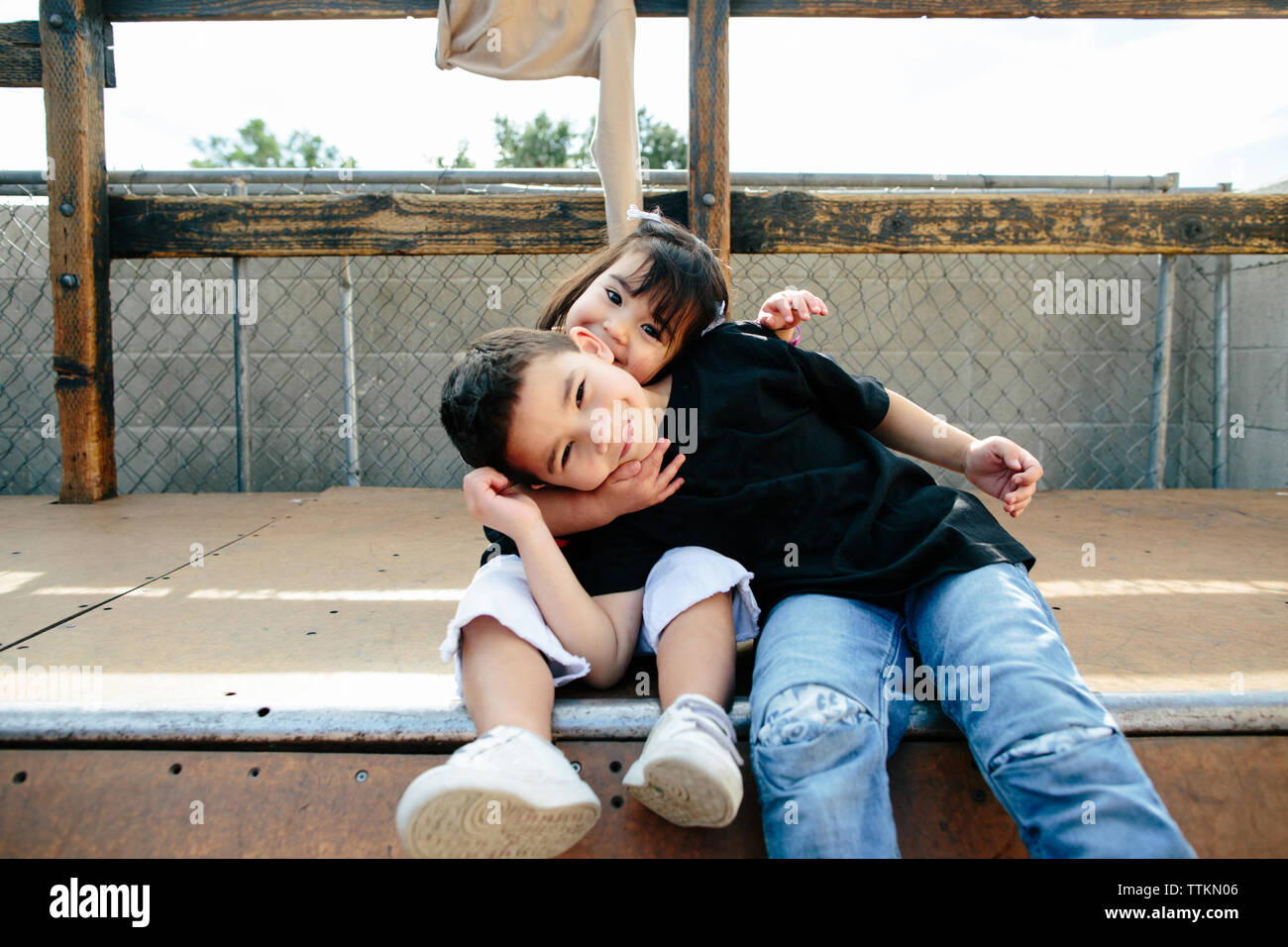 Schwester und Bruder hug Auf skate Rampe Stockfoto
