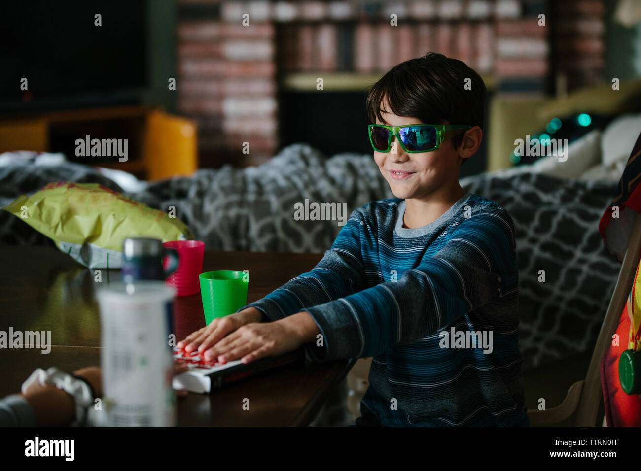 Junge Orte Hände auf ein Buch, während im Inneren tragen Sonnenbrillen Stockfoto