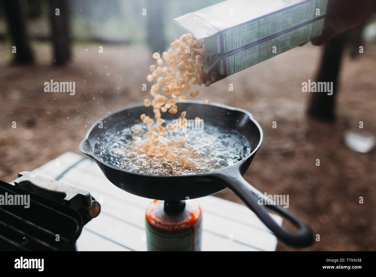 Pasta in Kochen Utensil für Camping gegossen Stockfoto