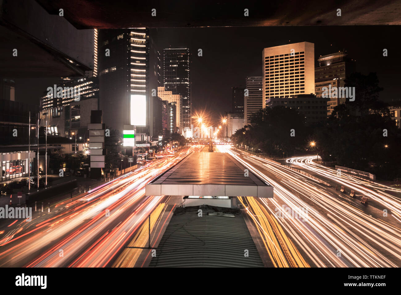 Hohe Betrachtungswinkel der Lichterkette auf der Straße in der Stadt bei Nacht Stockfoto