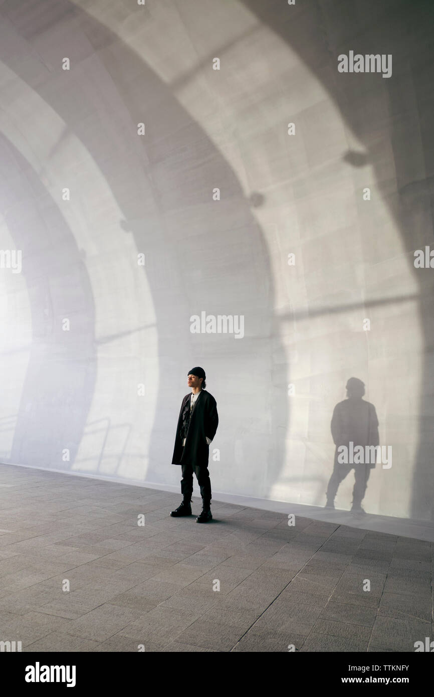 Volle Länge des nachdenklichen Mann in Tunnel Stockfoto