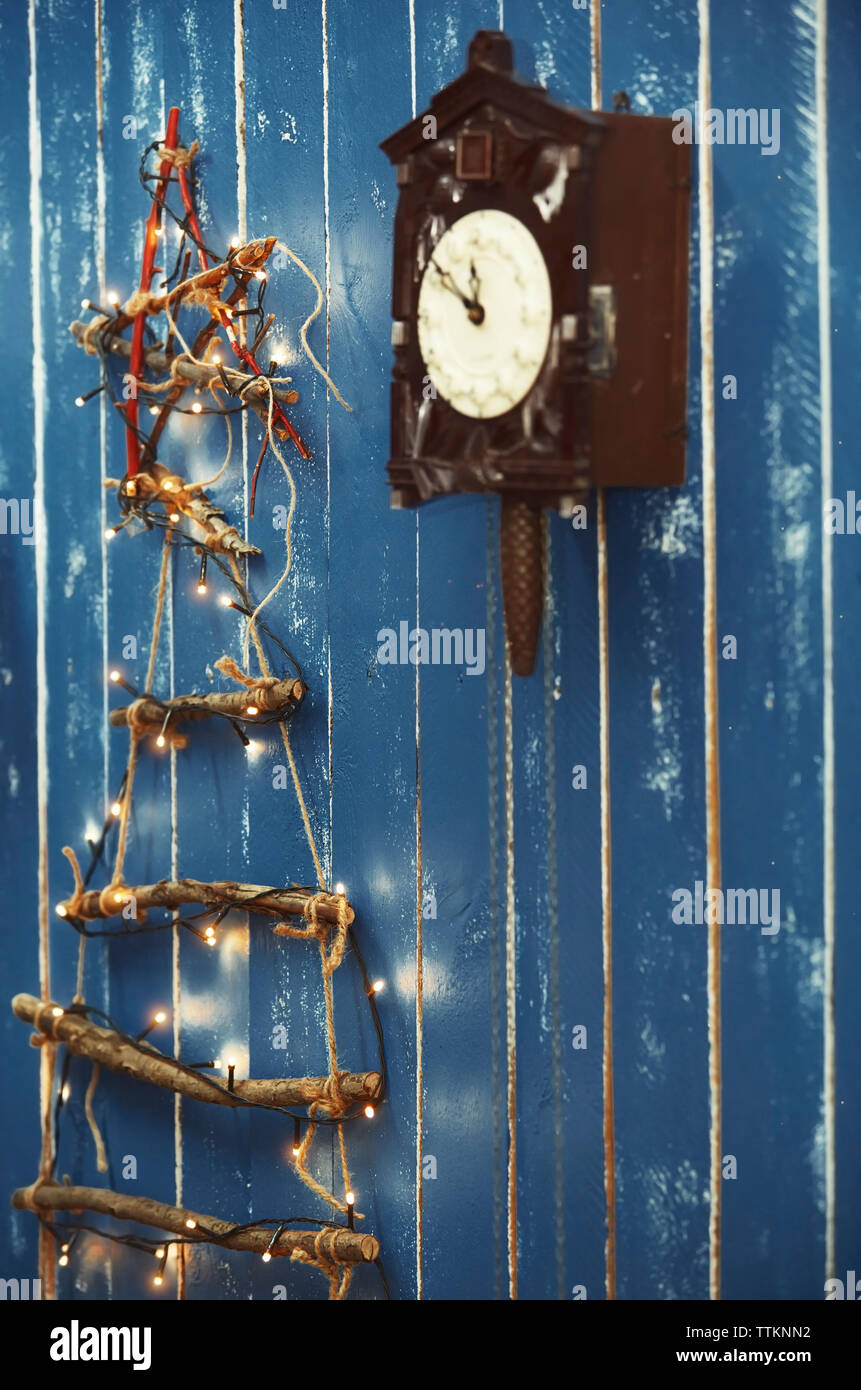 weihnachtsdekoration hängt an einer blauen Holzwand Stockfoto