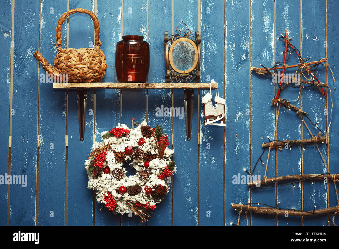 weihnachtsdekoration an blauer Holzwand Stockfoto