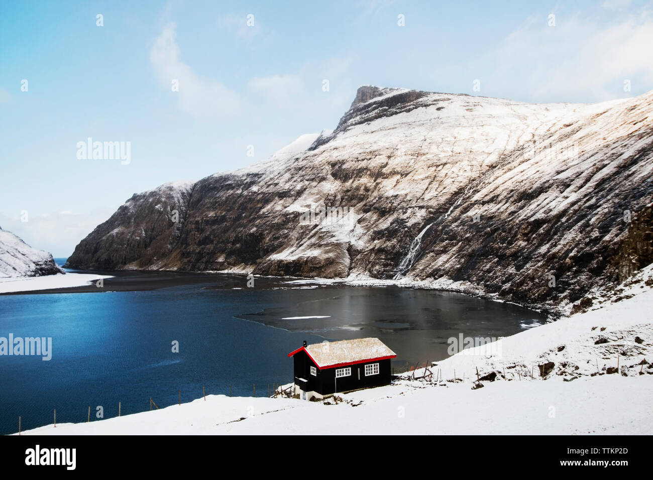 Malerischer Blick auf schneebedeckte Berge in Färöer Inseln Stockfoto