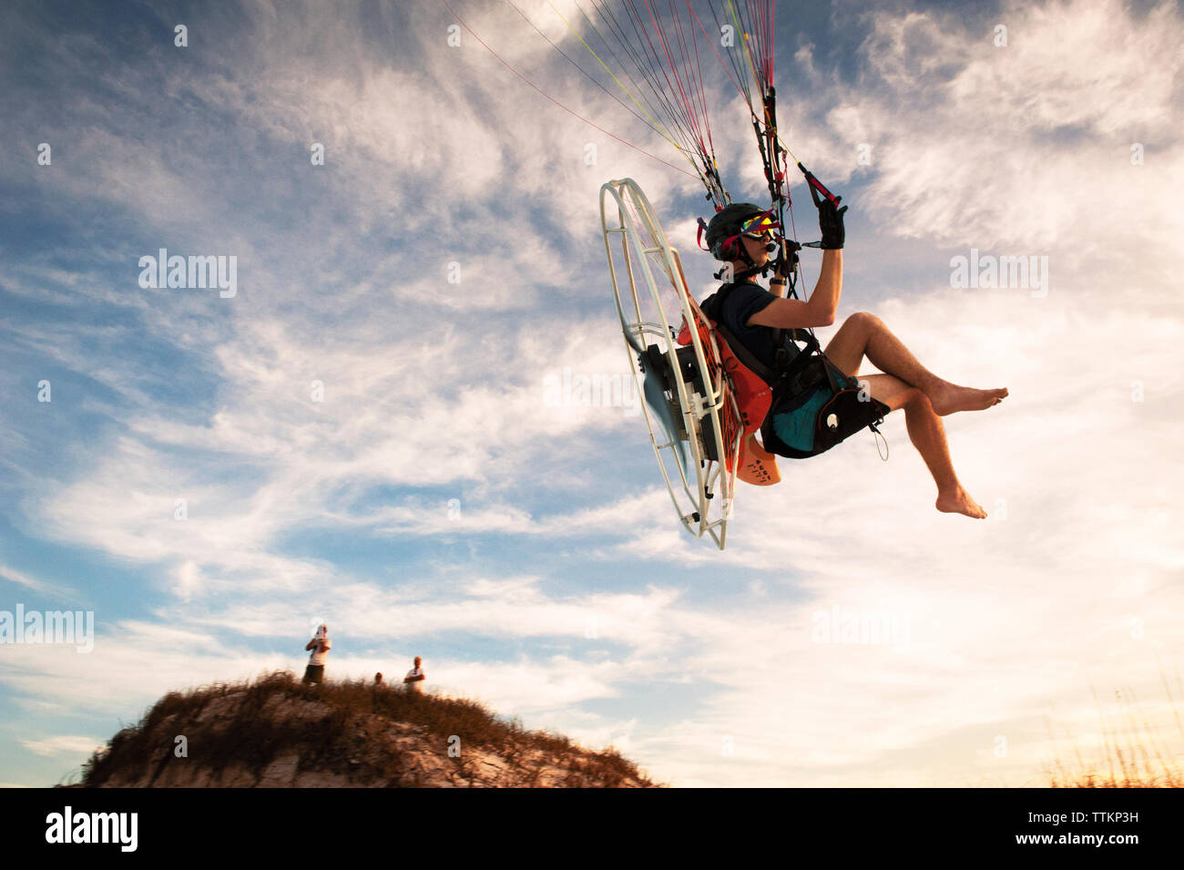 Low Angle Menschenbild paragliding gegen Sky Stockfoto