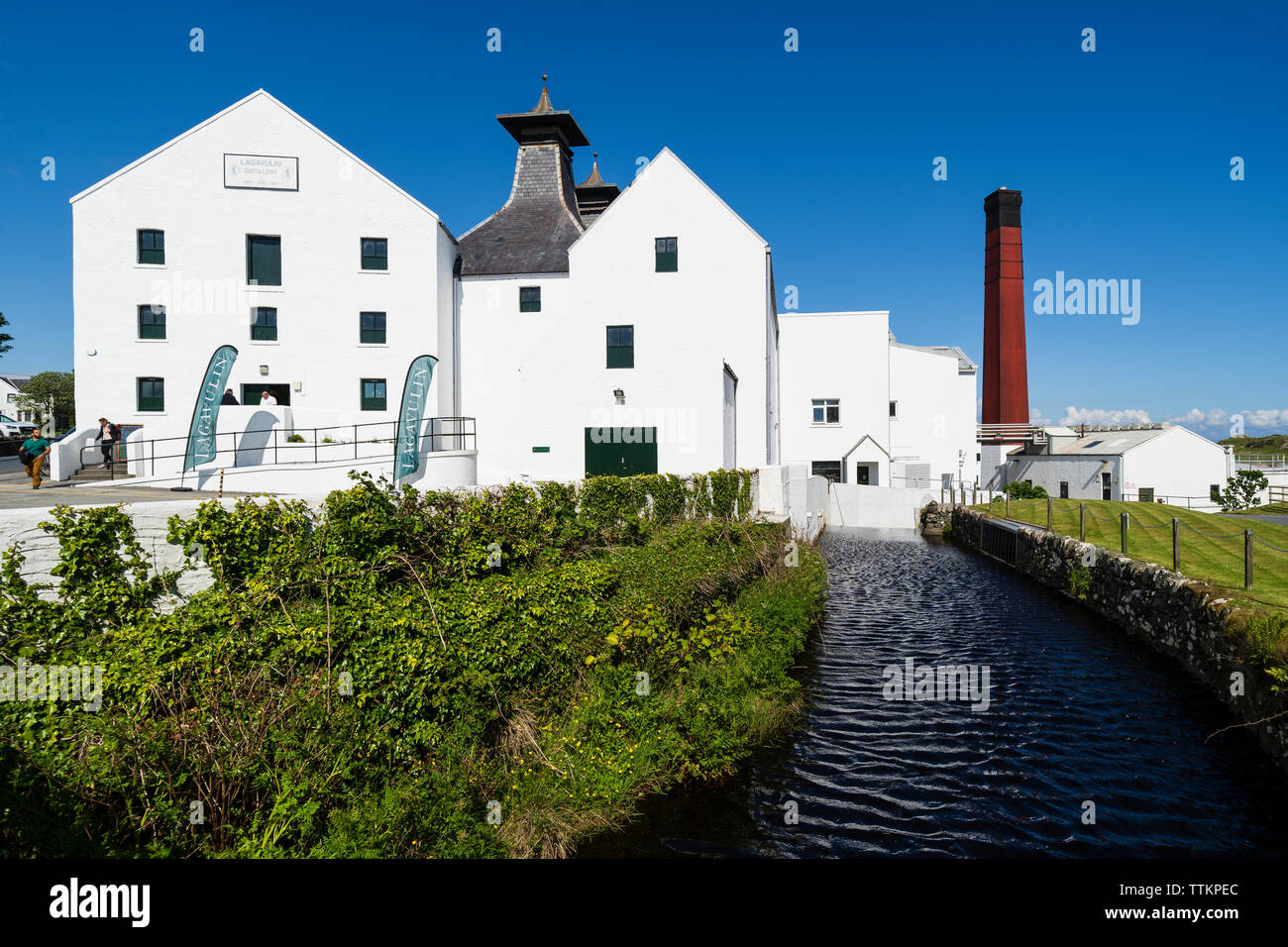 Ansicht der Lagavulin Distillery auf der Insel Islay im Inneren Hebriden von Schottland, Großbritannien Stockfoto