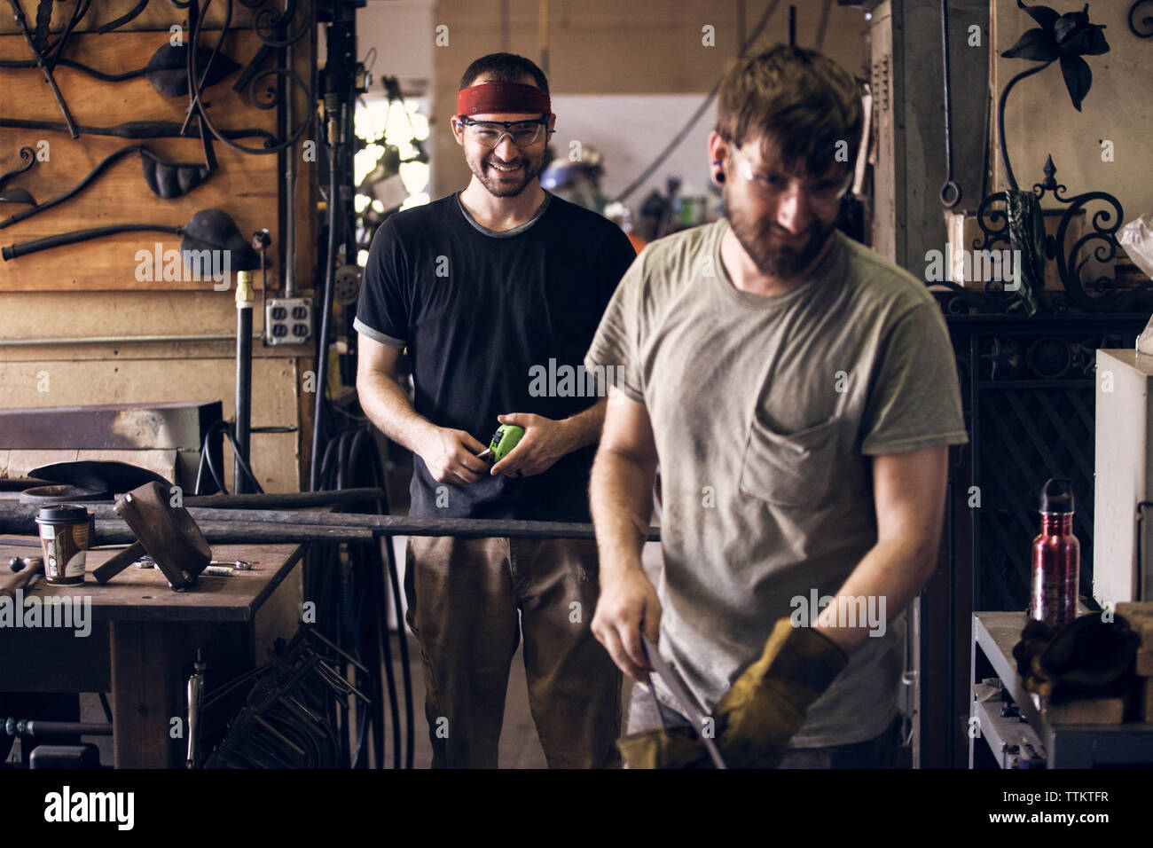 Lächelnd Mitarbeiter stehen in der Werkstatt Stockfoto