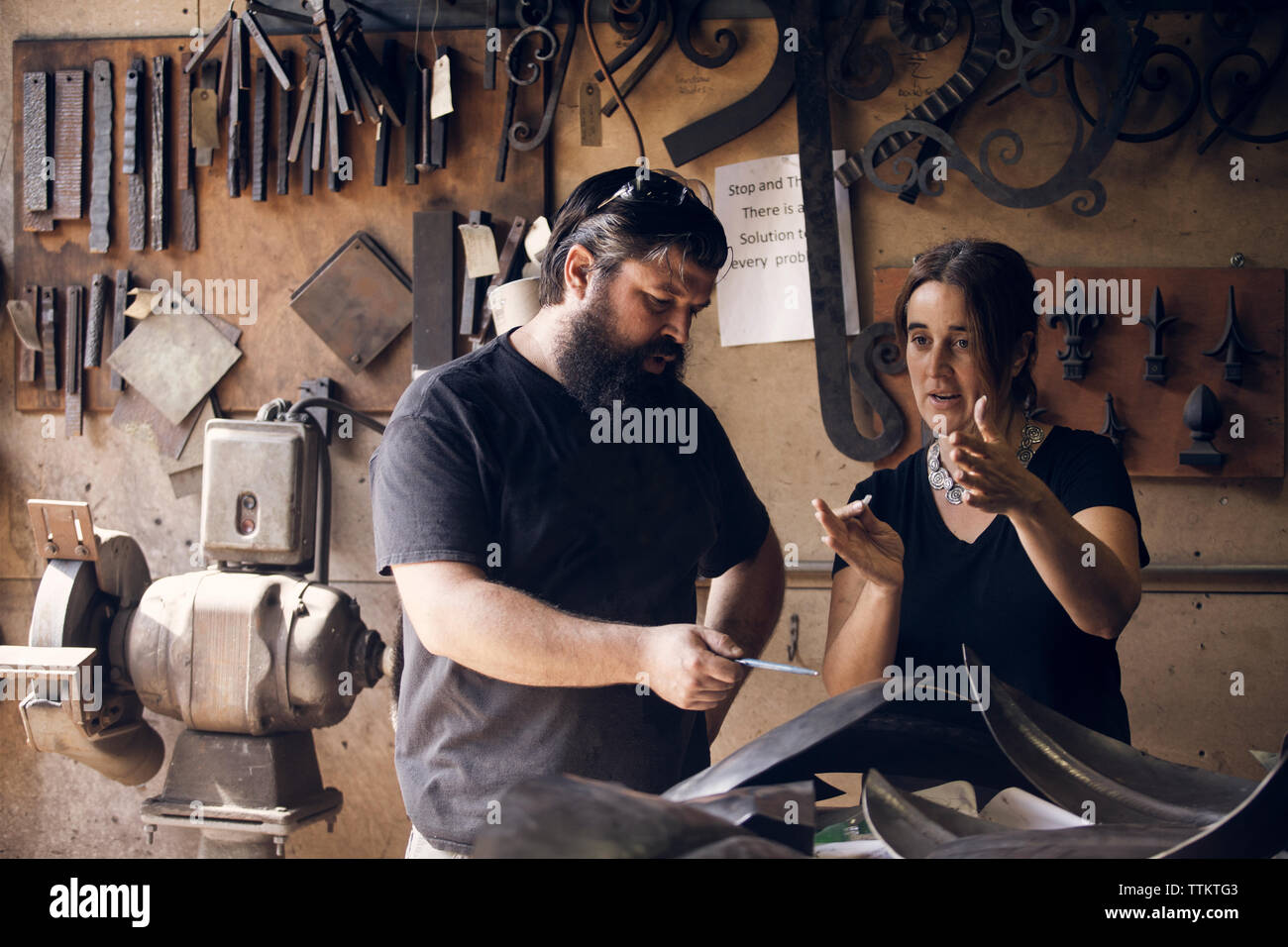 Mitarbeiter diskutieren in der Schmiede Stockfoto