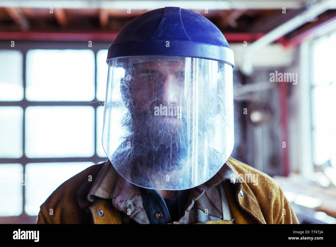 Portrait von Arbeitnehmer in schützende Maske in der Factory Stockfoto